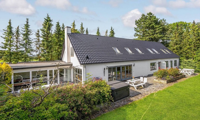 Stokkemarke House | Spacious family friendly cottage with pool, activity room and sauna.