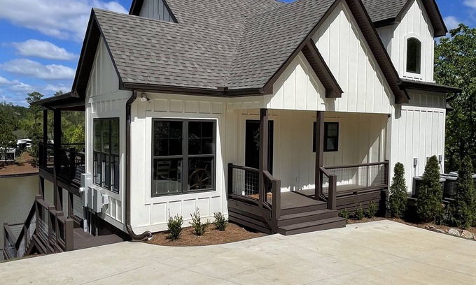 The Woods of Longleaf House | Spacious family lake house and game day retreat on beautiful Lake Martin Alabama