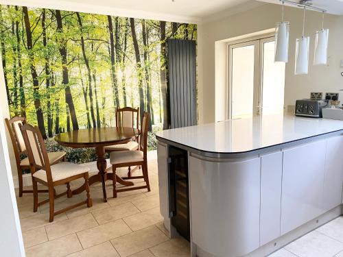 York House | Spacious Five-Bedroom House Close to York Centre - Orchid House
