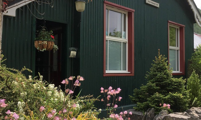 Millers Dale House | Spacious Holiday Home with Private Garden and Log Burning Stove in Peak District