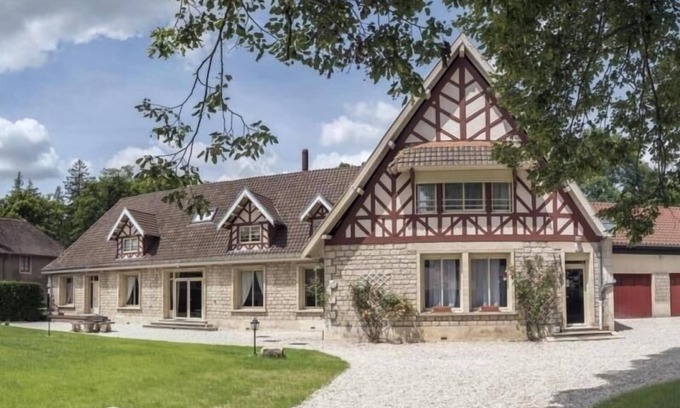 Thillombois Cottage | Spacious Gîte for 12 with Fireplace & Garden, Opposite Thillombois Castle