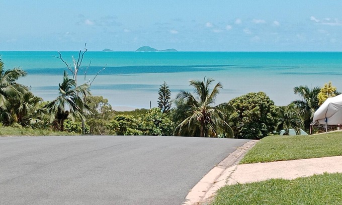 Cannonvale Apartment | Spacious granny flat on the ground floor, close to shops, restaurants, beaches