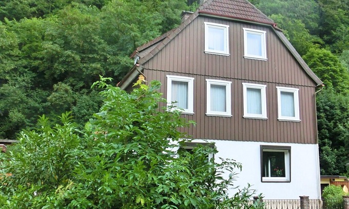 Zorge House | Spacious group house in the Harz region with a fenced garden