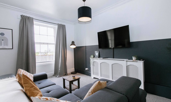 Exeter Apartment | Spacious Hidden Apt Walk To City Ctr Free Parking