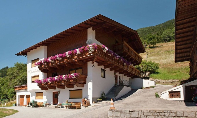 Oetz Apartment | Spacious holiday apartment in the Ötztal with mountain view
