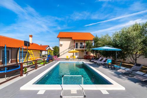 Suhovare House | Spacious Holiday Home Joy with pool and playground, Suhovare
