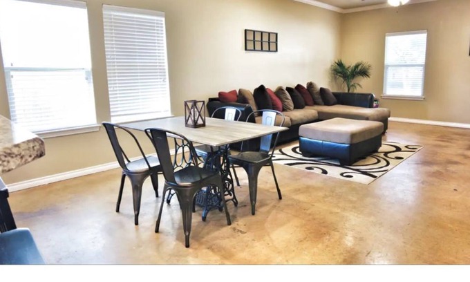Wellborn House | Spacious Home - 4 bd/4 bth - Mins from Kyle Field
