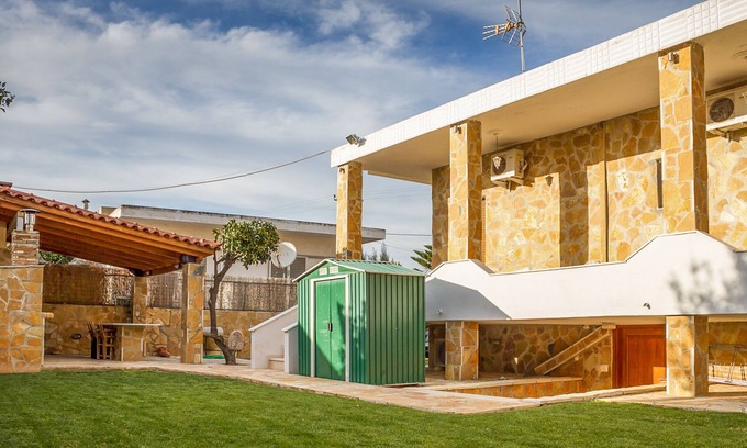 Marathon House | Spacious home with garden in Marathonas