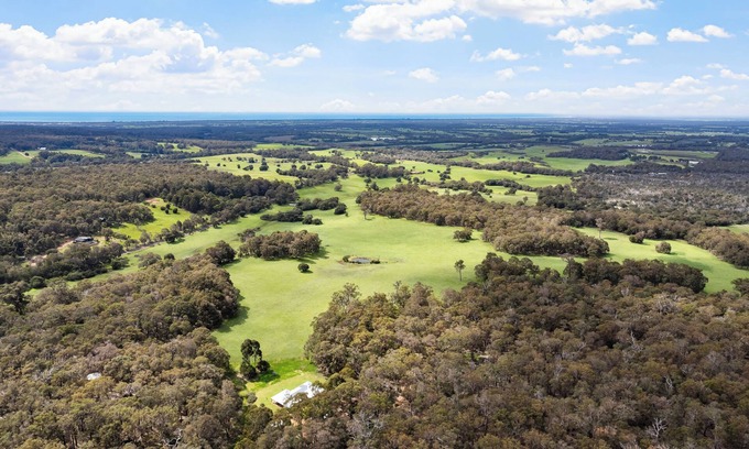 Yallingup Siding House | Spacious home high on Yallingup escarpment, panoramic views, wineries surround