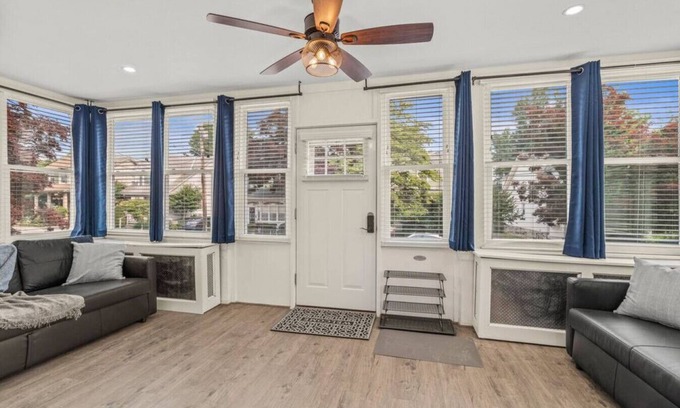 Narberth House | Spacious Home: King Beds Gym Deck Games Parking AC