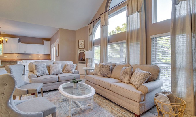 Mountain Home House | Spacious Home Near Norfork Lake w/Wraparound Deck