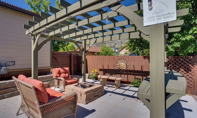Ridgway House | Spacious Home w/Deck: 5 Mi to Ridgway State Park!