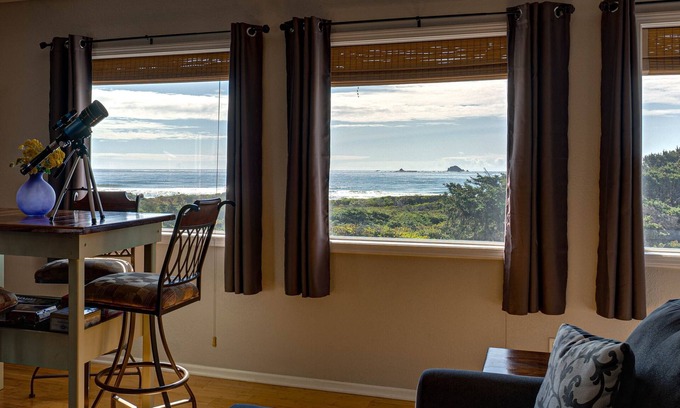 Gold Beach House | Spacious Home w/Ocean Views! 2 min. Walk to Beach!