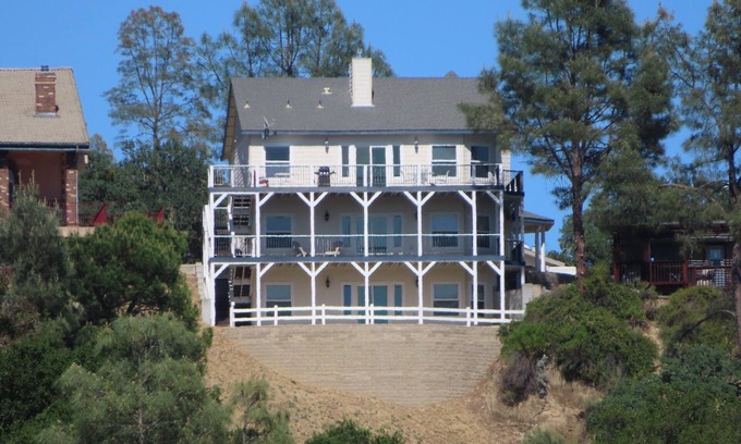 Oak Shores House | Spacious home with lake views, gourmet kitchen, WiFi, and so much more