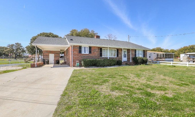 Sneads Ferry House | Spacious Home with Waterfront View-Welcome Pets