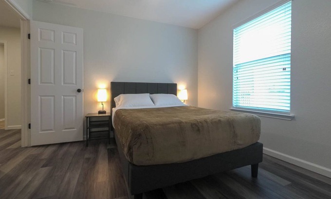 Temple House | Spacious home with WiFi/AC