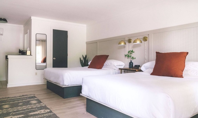 Cashiers Hotel | Spacious Hotel Double Queen Room in Cashiers Center