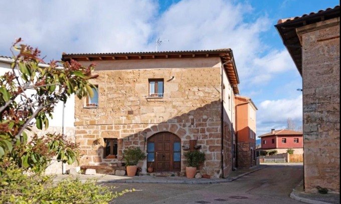 Llano de Bureba House | Spacious House in Llano de Bureba with Fireplace & Mountain View
