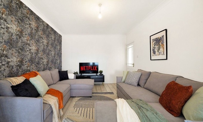 London Borough of Ealing House | Spacious House in Wembley - Sleeps 14