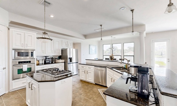 El Lago House | Spacious house with water view & patio with BBQ