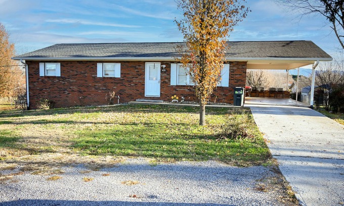Seymour House | Spacious! King beds! Fenced backyard! Dollywood 25 min. 5 beds 2.5 baths!