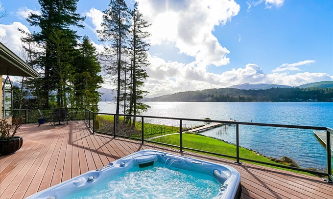 Bellingham House | Spacious Lake Whatcom Waterfront Home - Luxury from Sunrise to Sunset!