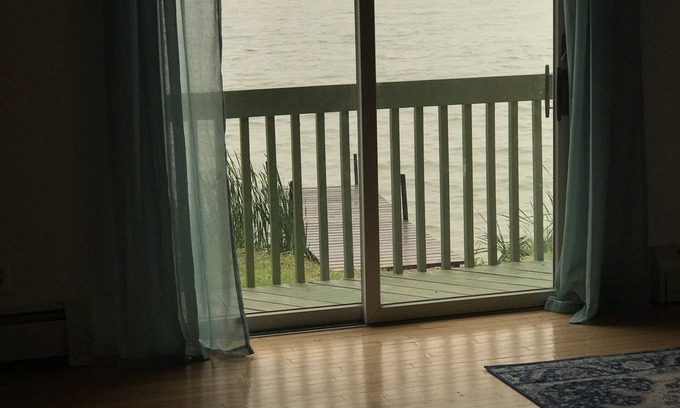 Cayuga House | Spacious Lakehouse on Cayuga Lake with bonus efficiency apartment, great rates!