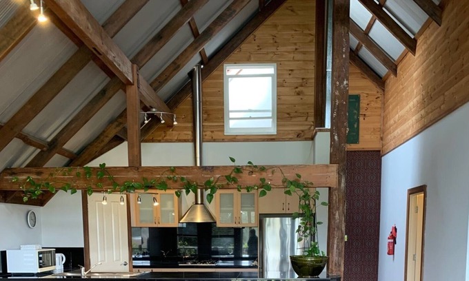 Guildford Apartment | Spacious Lofty Apartment, Stunning Views Overlooking Garden opposite Rose &Crown