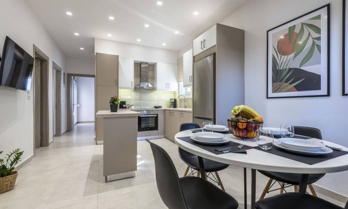 Kos Apartment | Spacious & Luxe 3 BR Downtown