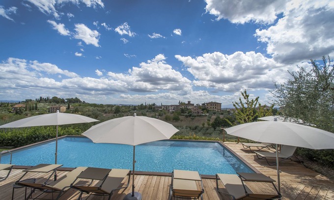 Siena House | Spacious Luxury Apartment: pool, stunning views, 15-min walk from Siena center!