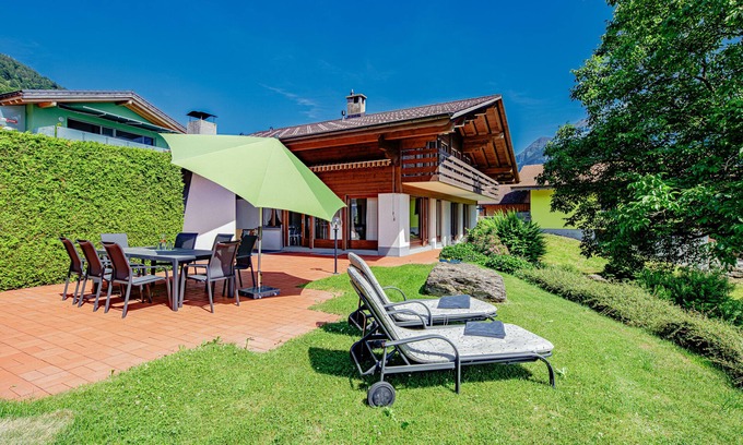 Brienz House | Spacious Luxury Villa with Magnificant views, 5 min walk to the lake