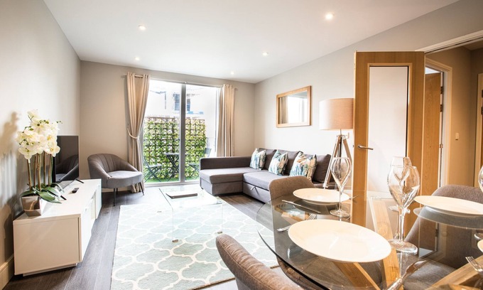 Oxford City Centre Apartment | Spacious modern apartment within Oxford Castle grounds