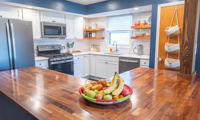 Champaign House | Spacious Modern Bi-Level: Ideal for Groups