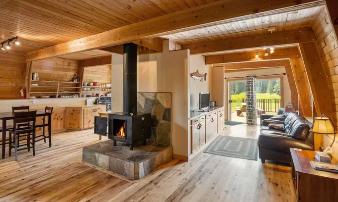 Lazy Acres Cabin | Spacious Mountain Cabin- 8 min. to Yellowstone Nat. Park. Beautiful Views.