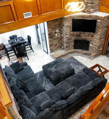 North Houston Villa | Spacious NEWLY renovated 5BR HTX Luxury Living