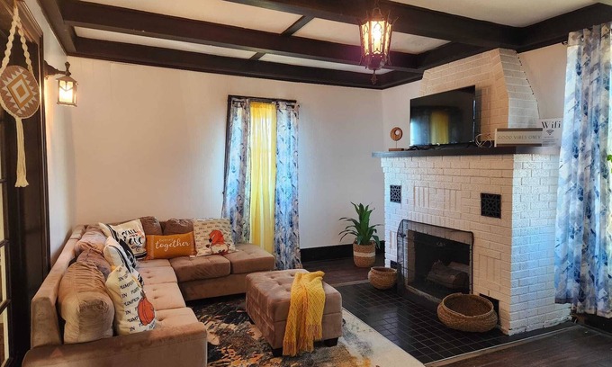 Newtonville Apartment | Spacious Old English style with a modern theme