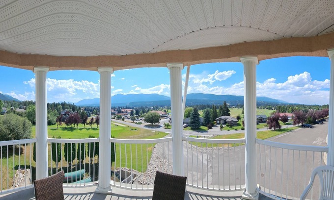 East Kootenay Condo | Spacious pet friendly condo with beautiful golf course and mountain views