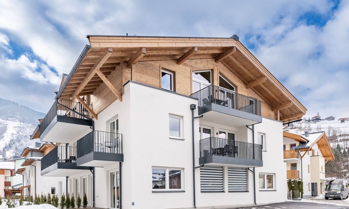Kaprun Apartment | Spacious penthouse overlooking the glacier