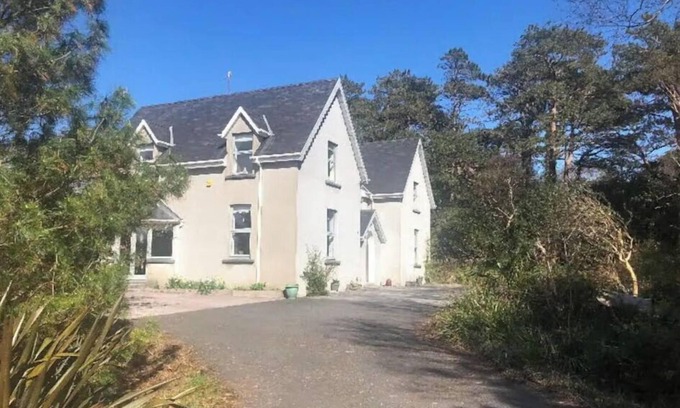 Caragh House | Spacious period style house where old meets new with romantic garden retreat.