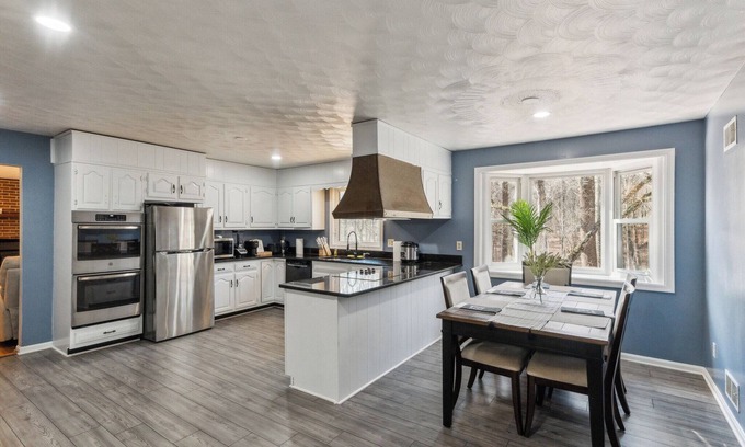 Gaithersburg House | Spacious private 6 bedrooms Oasis Retreat in lovely Gaithersburg