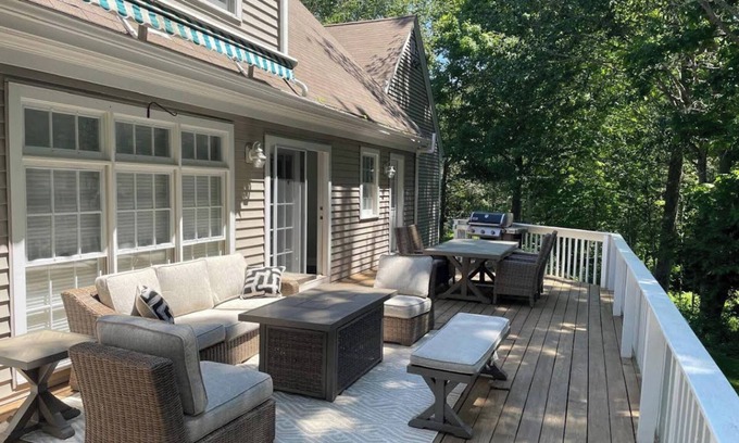 Madison House | Spacious, quiet suburban getaway in Madison. 15 min from beach & hiking trails!