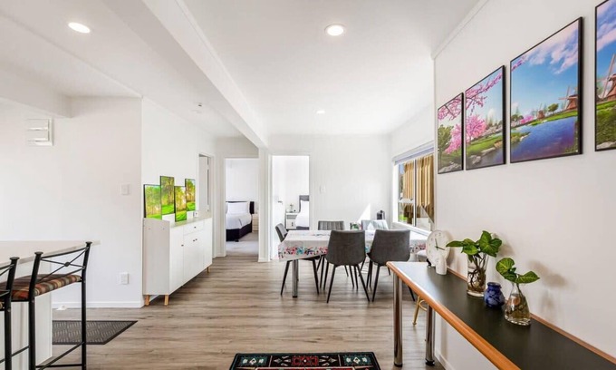 Greenlane - Ellerslie House | Spacious Renovated 3BR in Ellerslie I Zodiak Stays