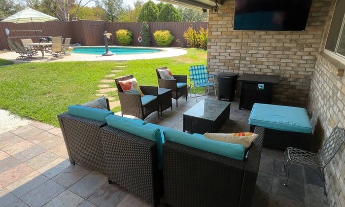 Carrollton House | Spacious Retreat for Family & Work – Filled with Comfort - Games and Fast Wi-Fi