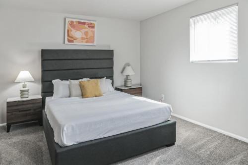 Edgemoor Apartment | Spacious Retreat I Balcony I Parking I Chateau