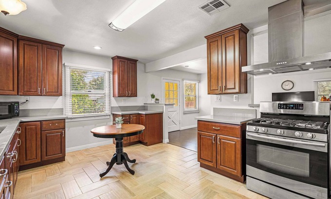 East Pasadena House | Spacious Retreat w Large Kitchen & Outdoor Patio