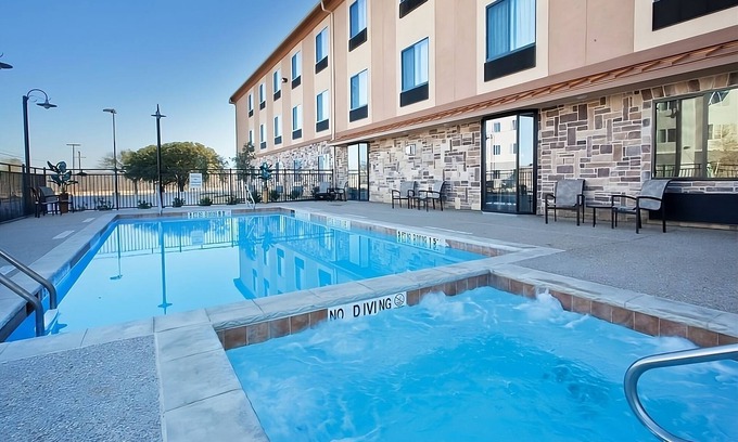 Mineral Wells Hotel | Spacious Room Near State Park Trails with Pool and Gym Access