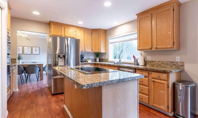 Inglewood-Finn Hill House | Spacious & Serene 6-Br Family Retreat in Kirkland