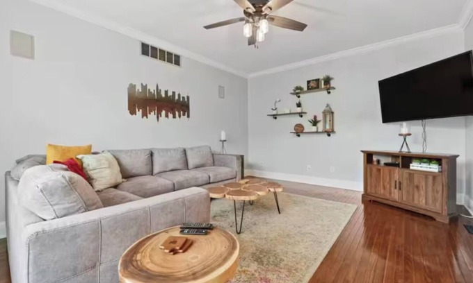 Italian Village House | Spacious Short North Home - 11 beds/3.5BTH- Steps off High St