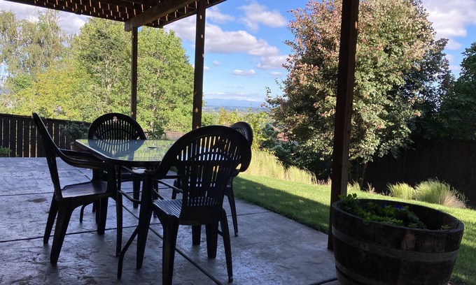 Dundee House | Spacious Single Party B&B – walking distance to downtown!
