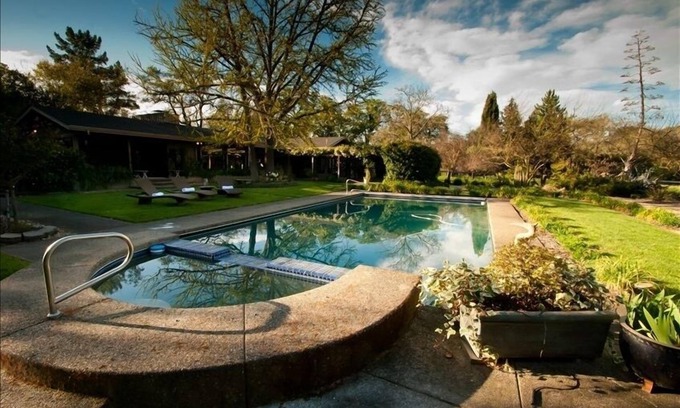 Eldridge House | Spacious Sonoma Gated Retreat with Pool, Tennis and Pickleball